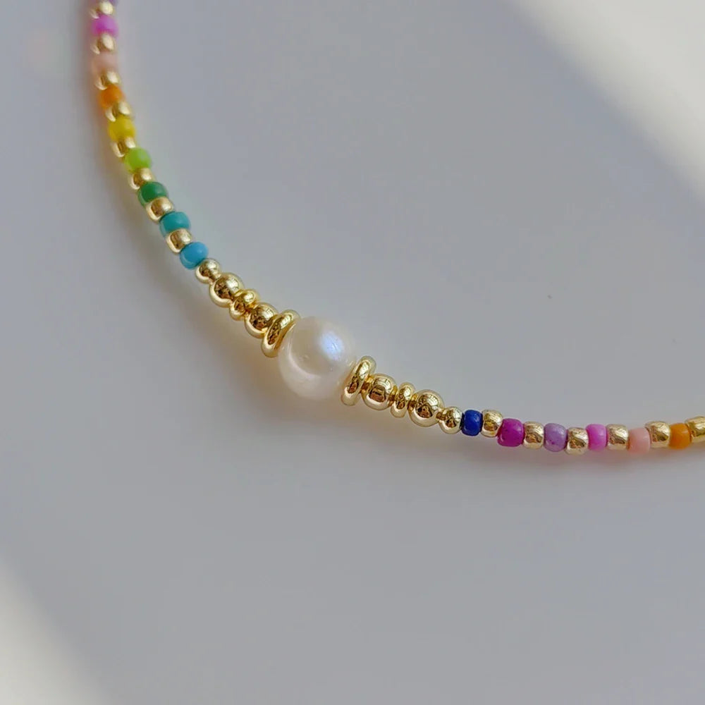 Chokerketting met regenbooghanger en kralen