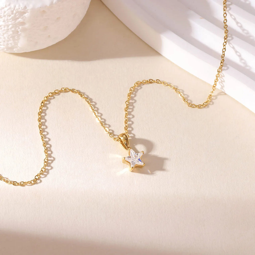 Gouden choker met sterhanger bezet met zirkonia
