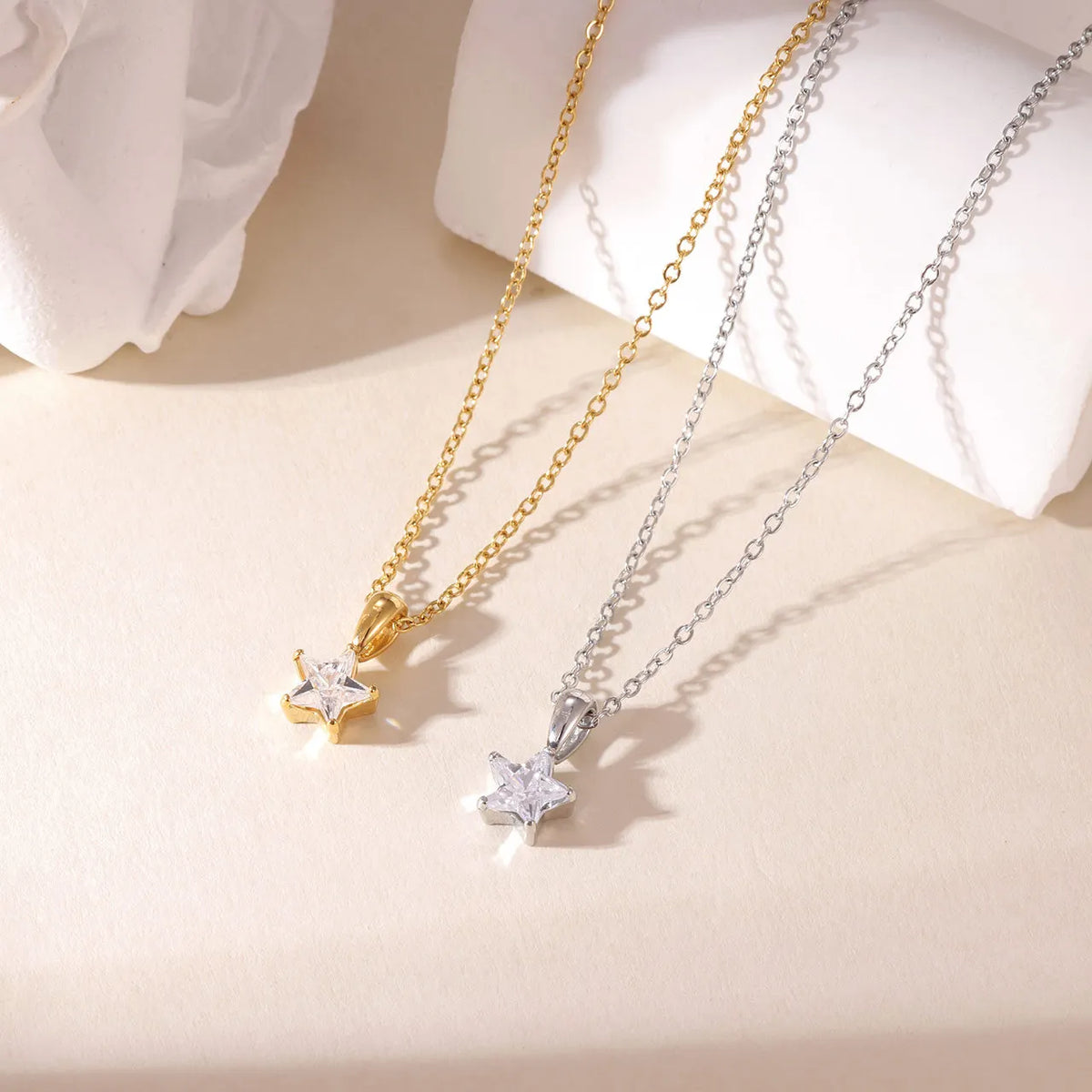 Gouden choker met sterhanger bezet met zirkonia