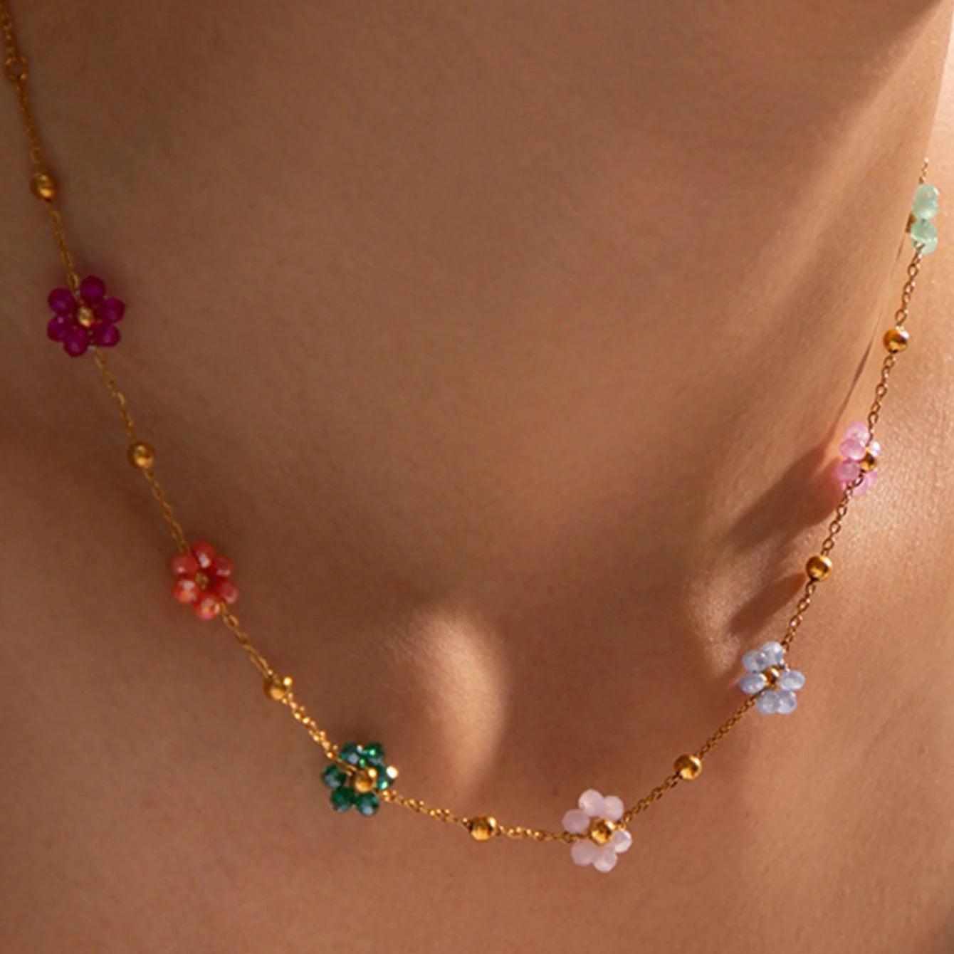 Collier Ras de Cou avec Pendentif Fleurs Colorées