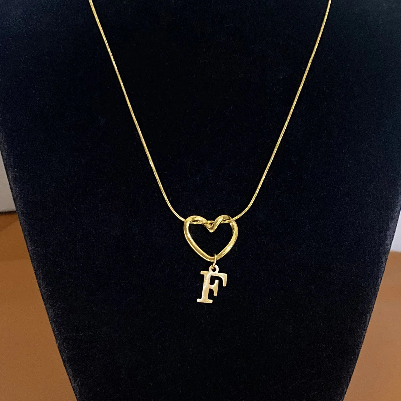 Chokerketting met initiaalhanger en hart - letter 