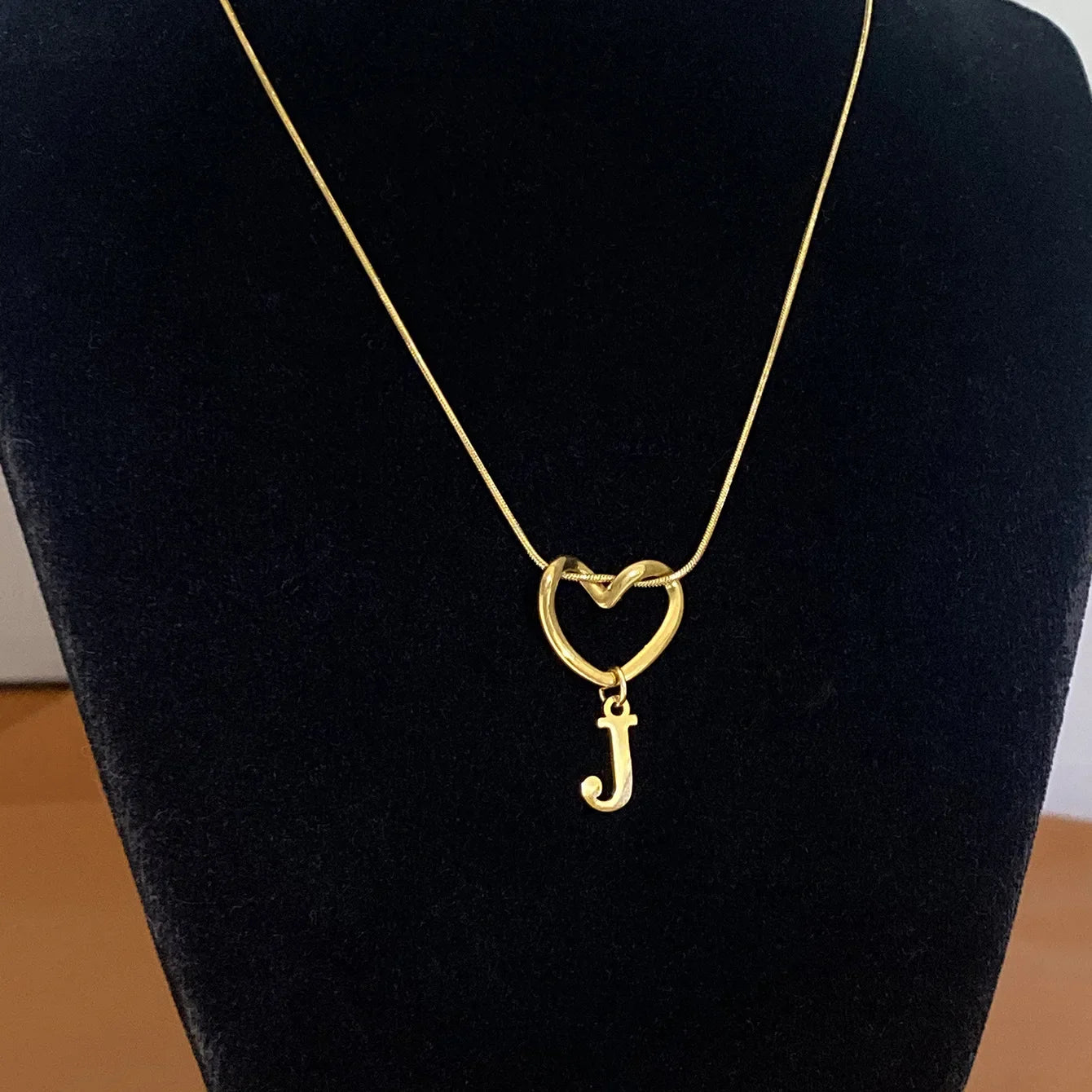 Chokerketting met initiaalhanger en hart - letter 