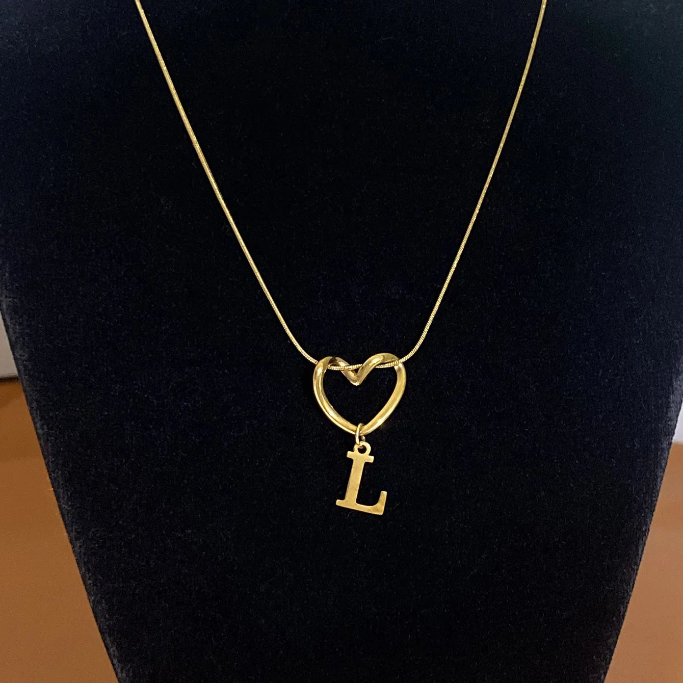Chokerketting met initiaalhanger en hart - letter 
