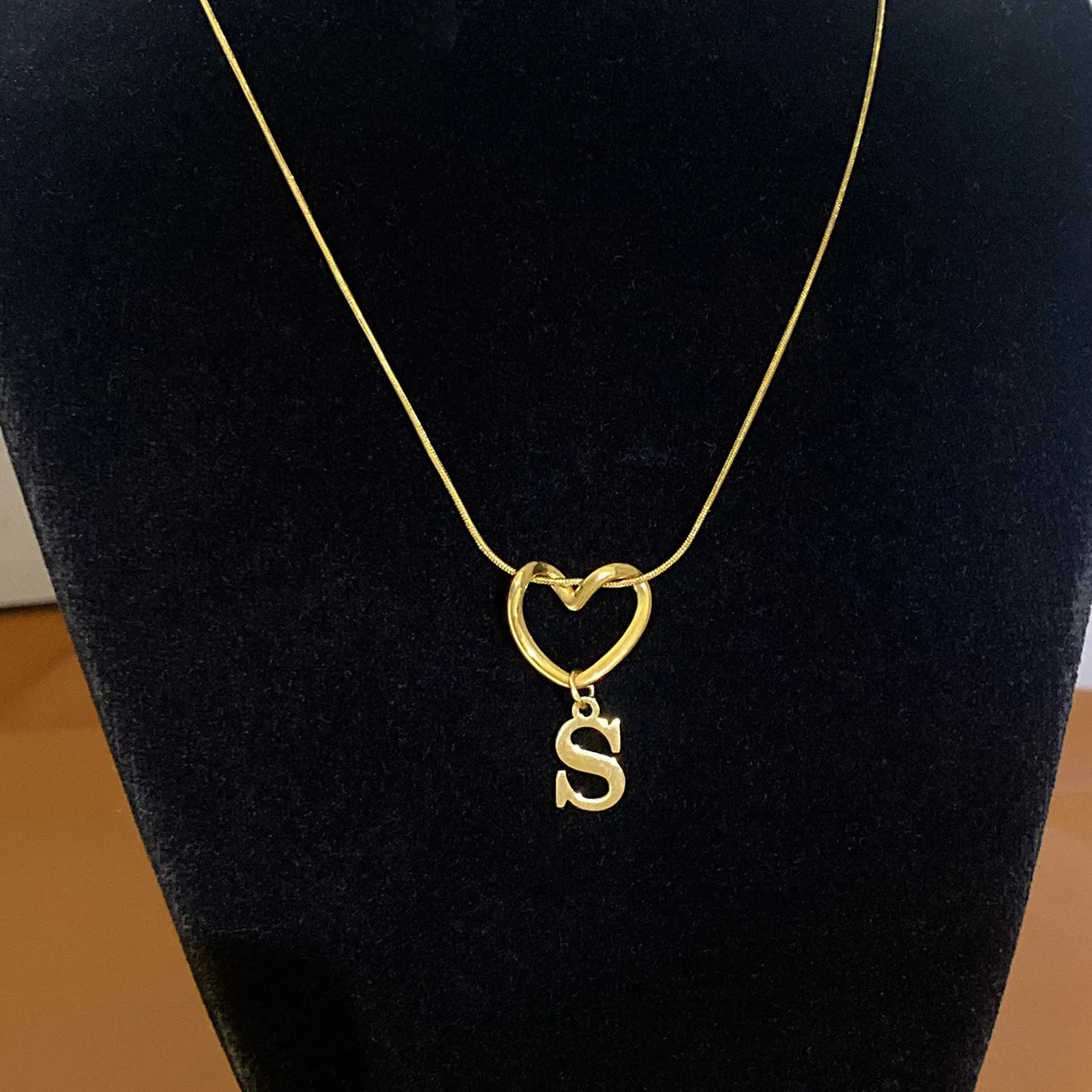 Chokerketting met initiaalhanger en hart - letter 