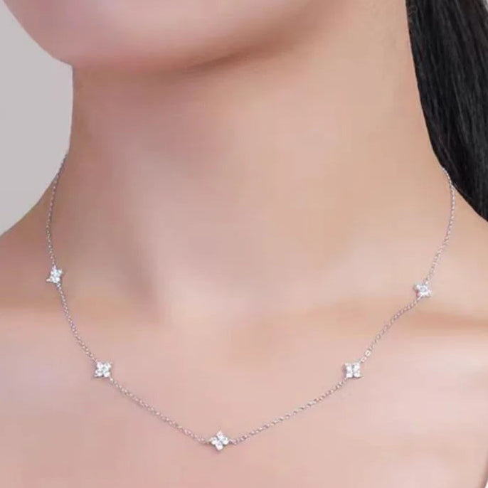 Choker met fonkelende klaverbloem-hangers zilver