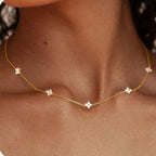 Choker met fonkelende klaverbloem-hangers goud