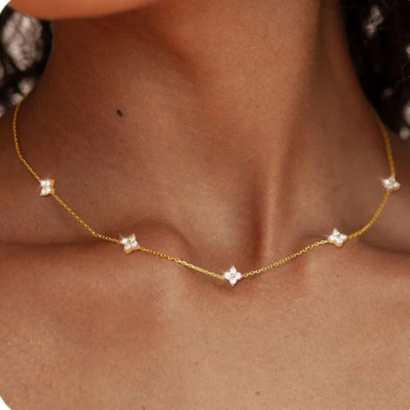 Choker met fonkelende klaverbloem-hangers goud