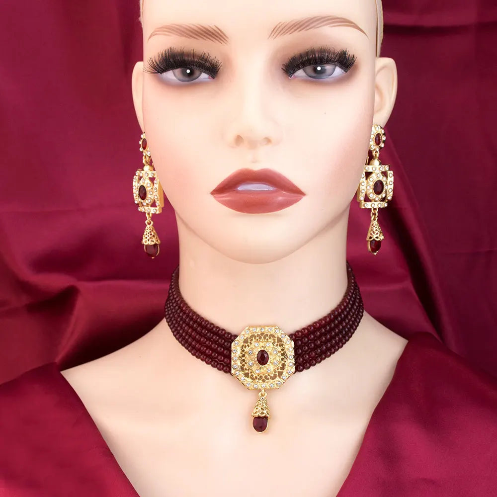 Korte parelketting met hanger en rode Arabische hangende oorbellen