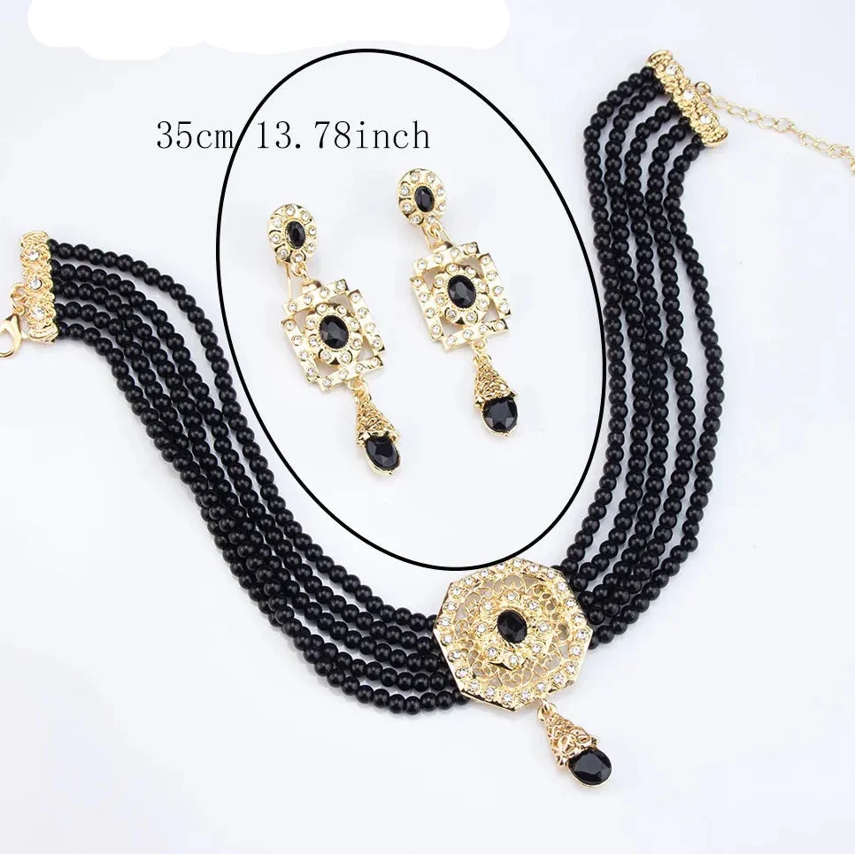 Korte parelketting met hanger en Arabische hangende oorbellen