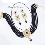 Korte parelketting met hanger en Arabische hangende oorbellen