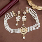 Korte parelketting met hanger en witte Arabische hangende oorbellen