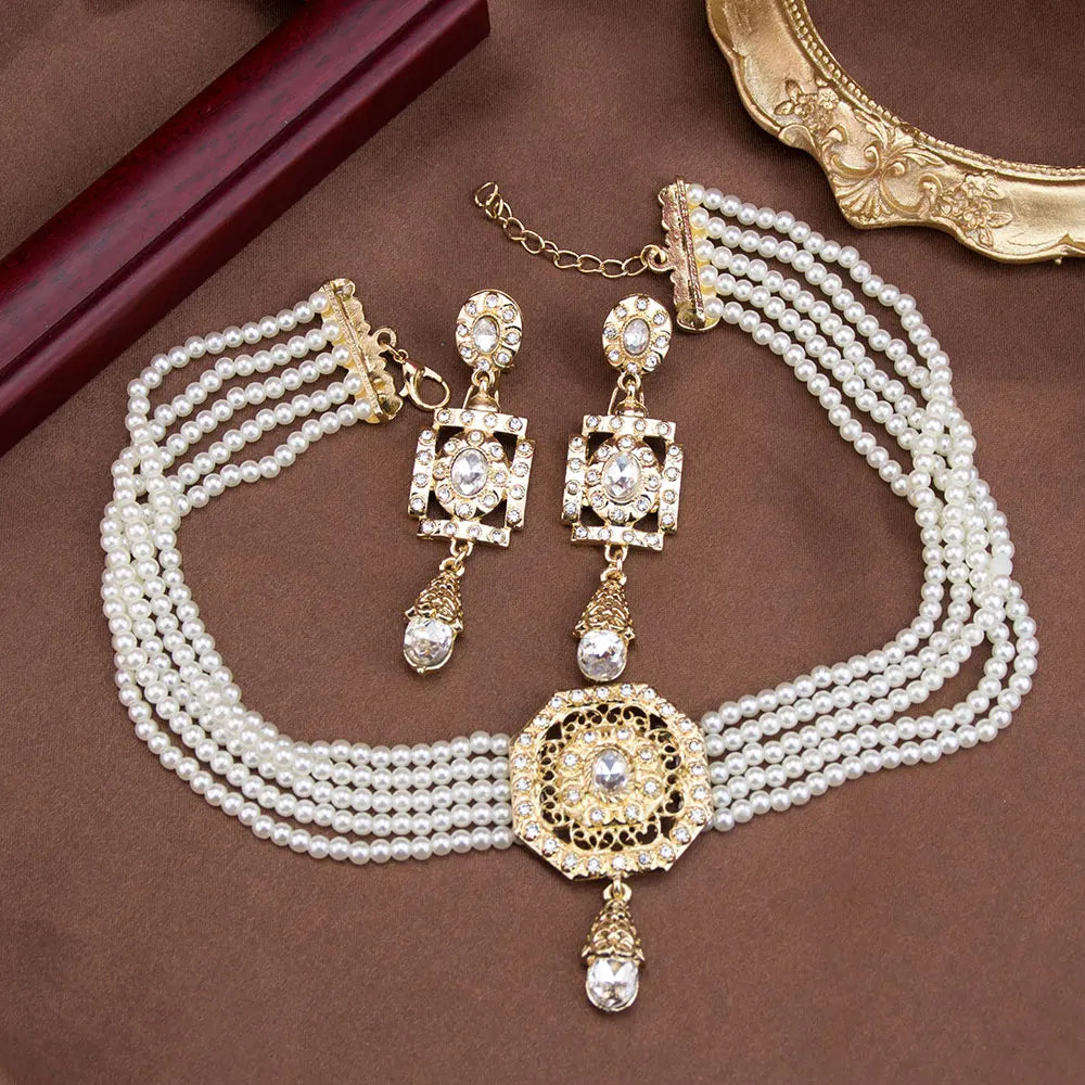 Korte parelketting met hanger en witte Arabische hangende oorbellen
