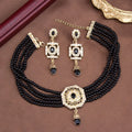 Korte parelketting met hanger en zwarte Arabische hangende oorbellen