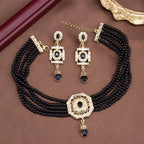 Korte parelketting met hanger en zwarte Arabische hangende oorbellen