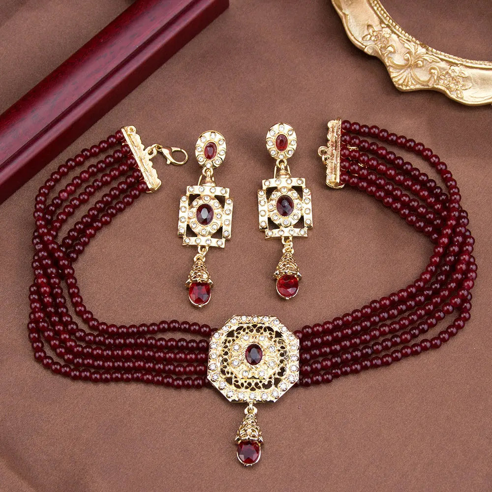 Korte parelketting met hanger en rode Arabische hangende oorbellen