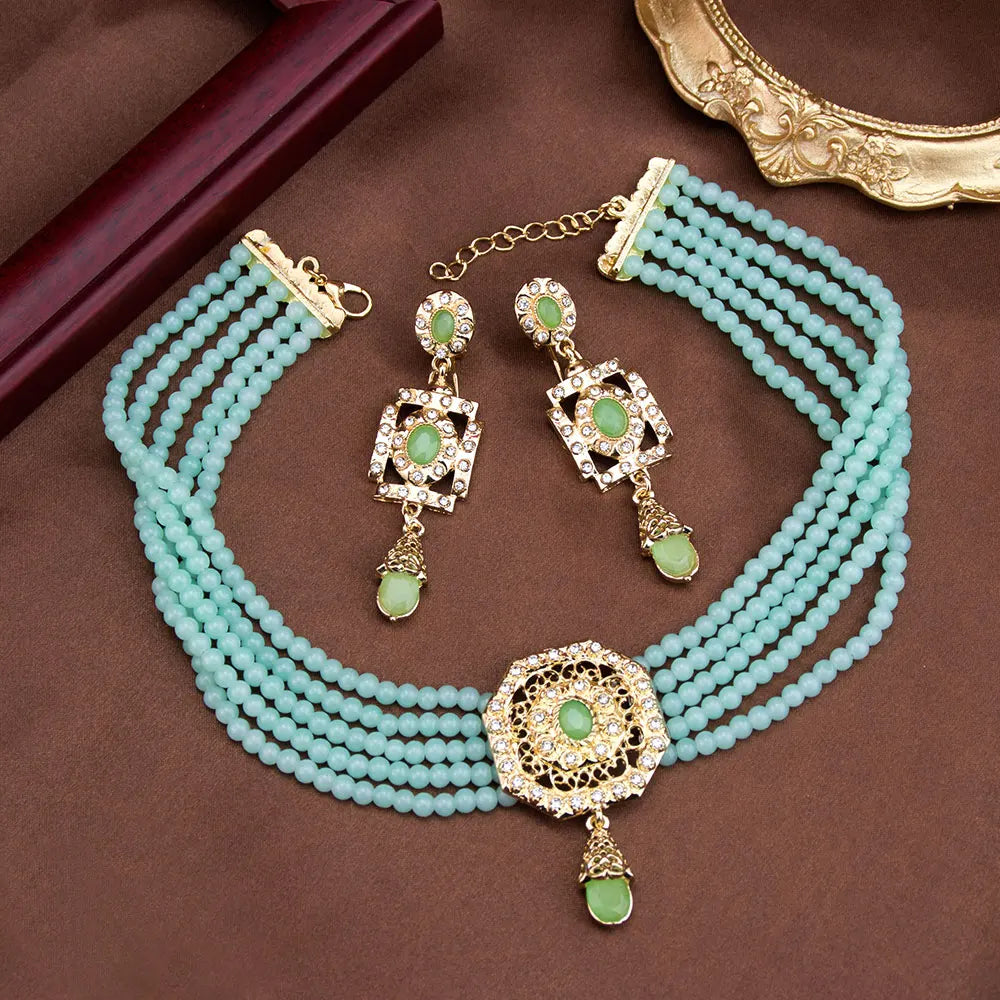 Korte parelketting met hanger en turquoise Arabische hangende oorbellen