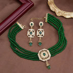 Korte parelketting met hanger en groene Arabische hangende oorbellen