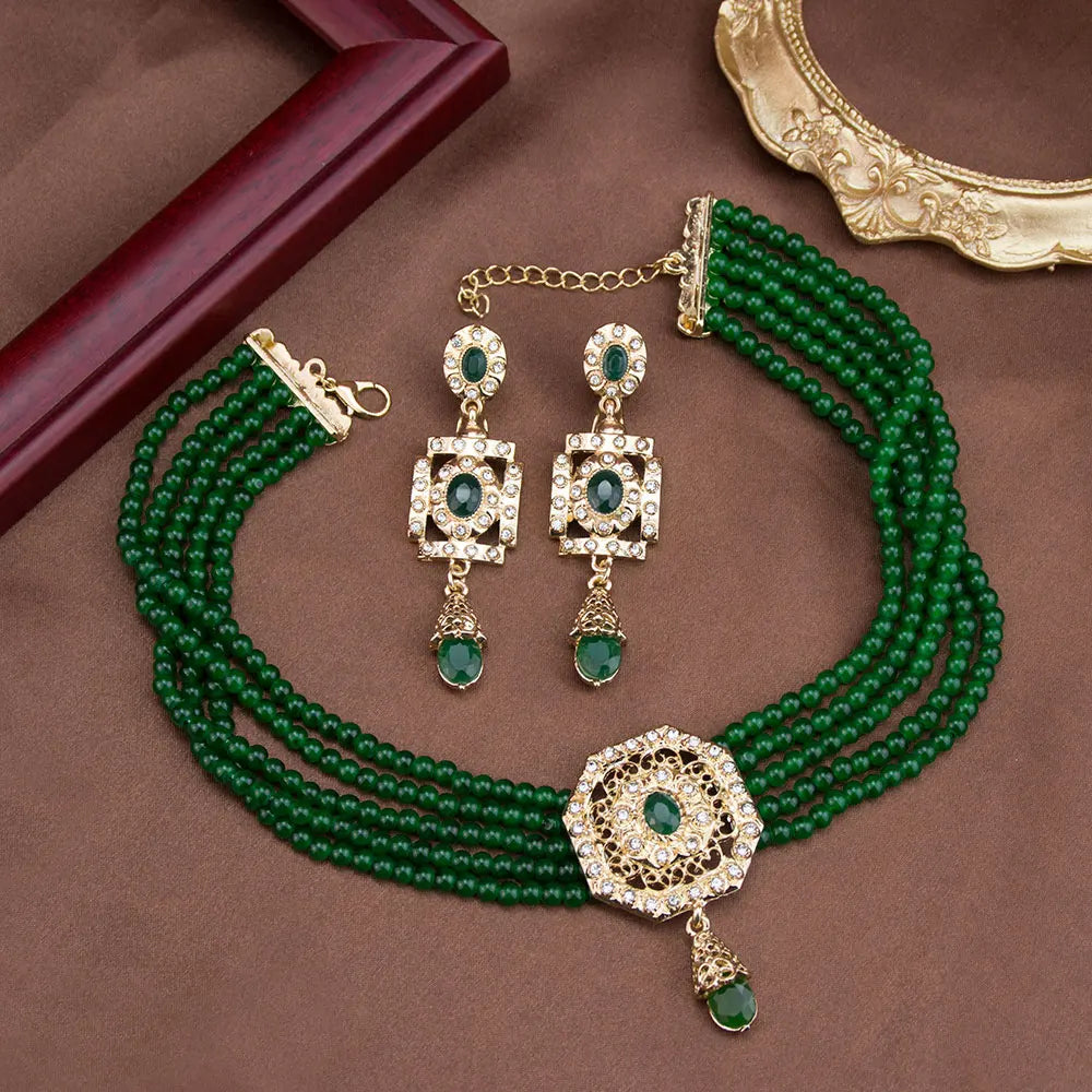 Korte parelketting met hanger en groene Arabische hangende oorbellen