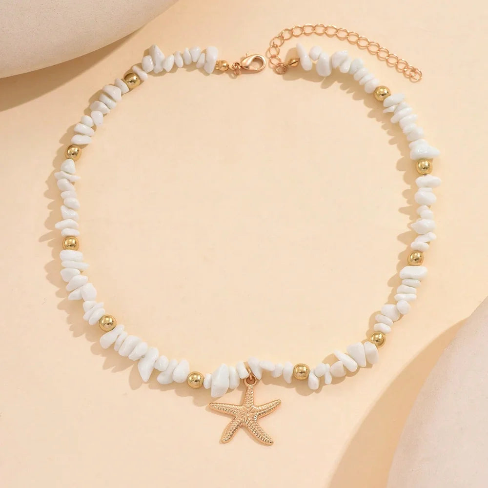 Korte ketting met schelp en zeester, wit, grote kralen