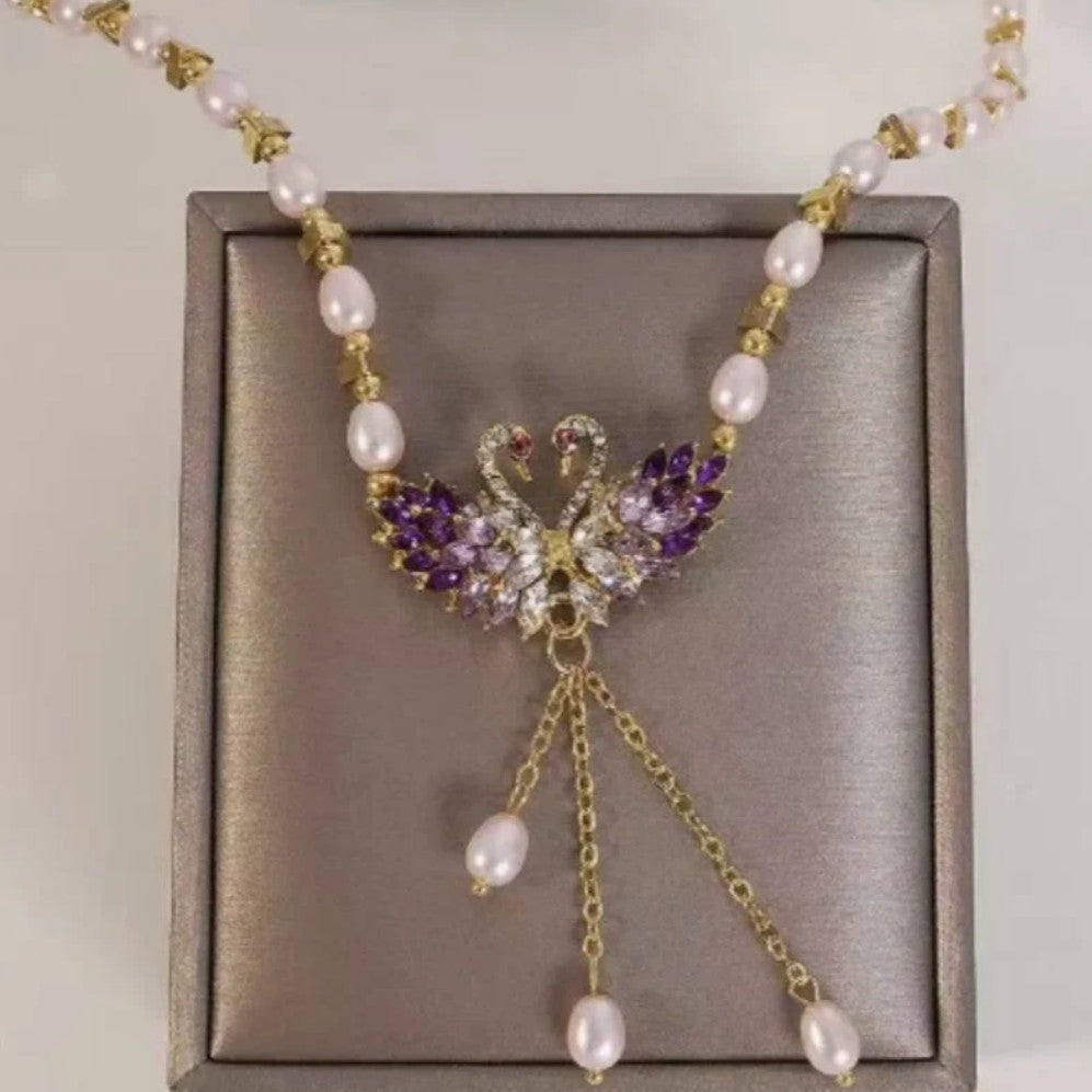 Collier violet à deux cygnes en forme de cœur