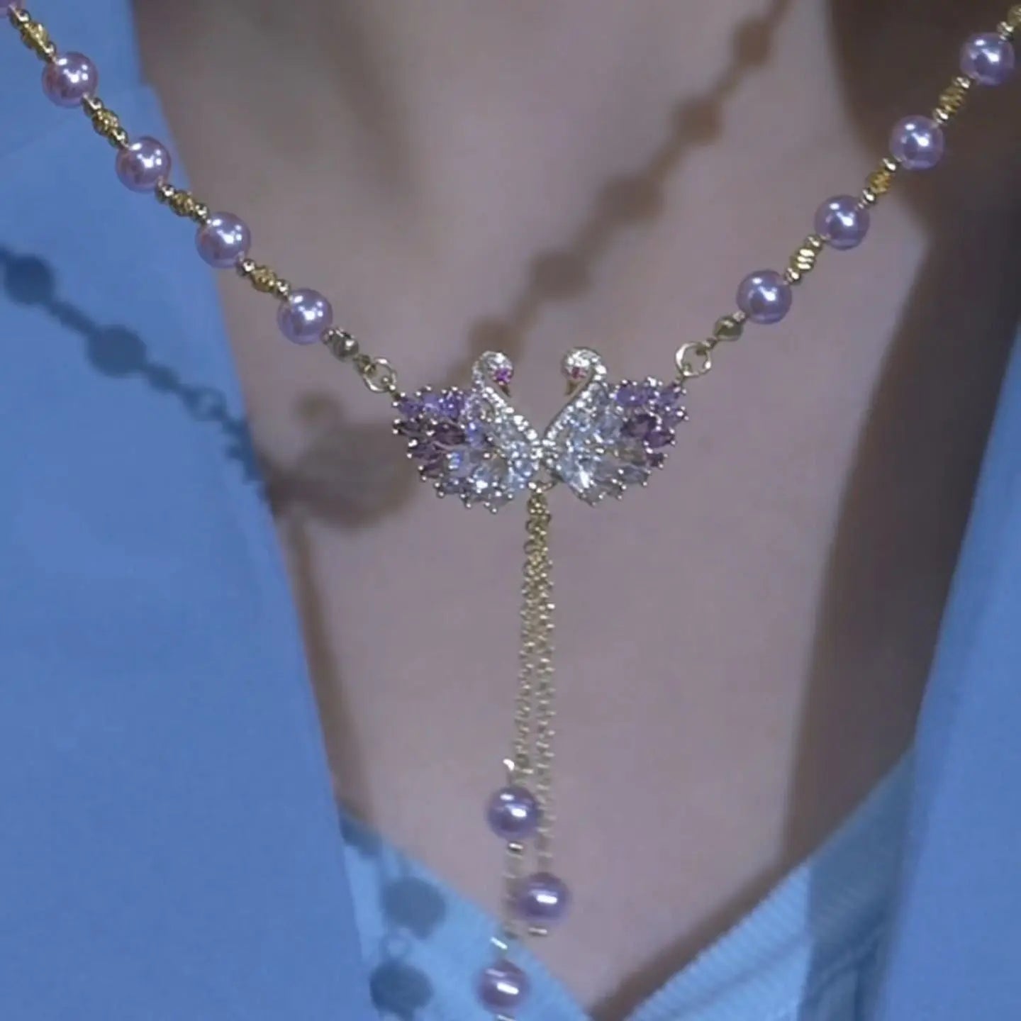 Collier violet à deux cygnes en forme de cœur
