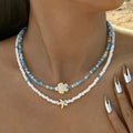 Dubbele schelpketting met gekleurde kralen in blauw schildpad