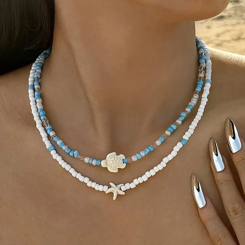 Dubbele schelpketting met gekleurde kralen in blauw schildpad