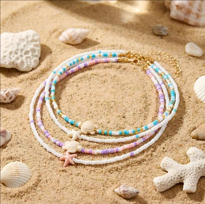 Dubbele schelpketting met gekleurde kralen in blauw schildpad