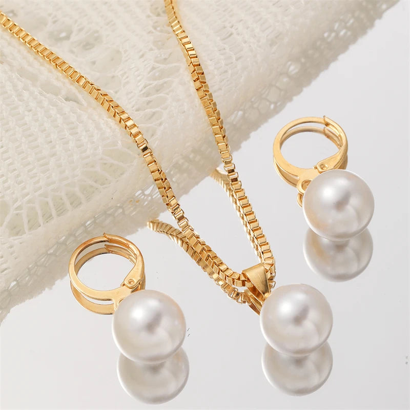 Set hangerketting en hangende pareloorbellen in eigentijdse stijl goud