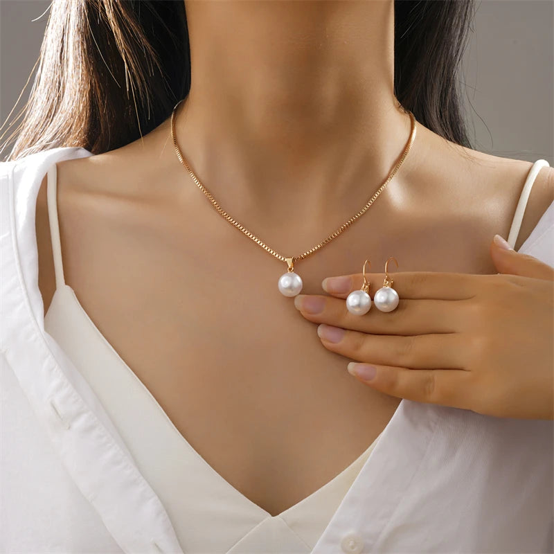 Set hangerketting en hangende pareloorbellen in eigentijdse stijl goud
