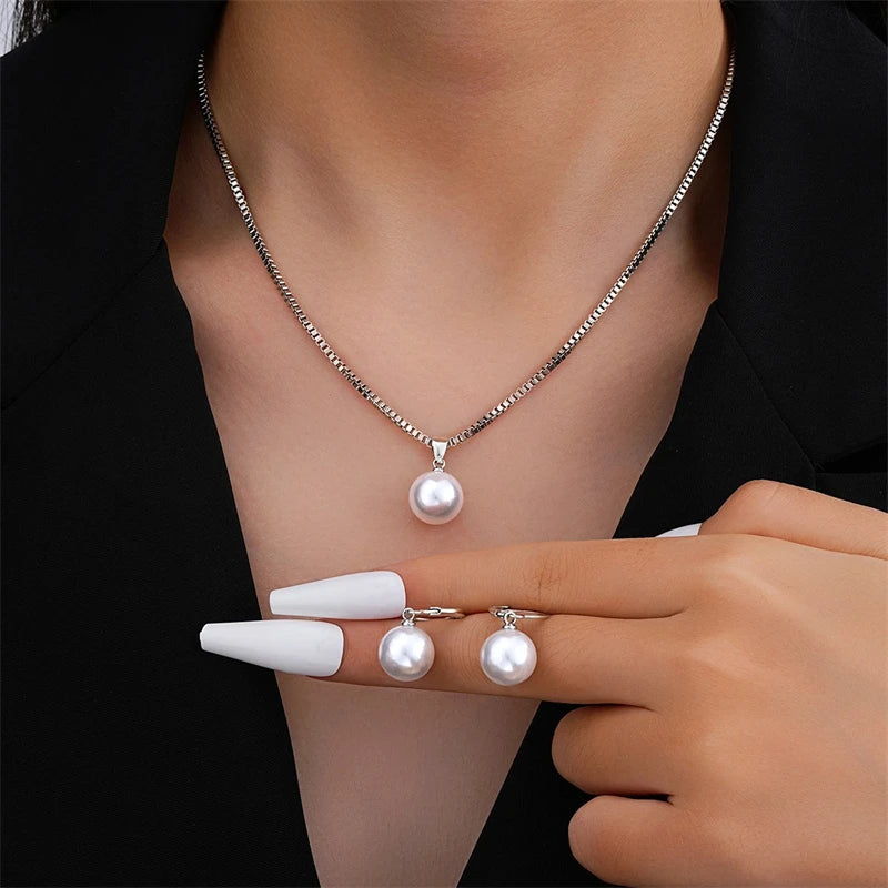 Set hangerketting en hangende pareloorbellen in eigentijdse stijl zilver