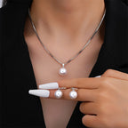 Set hangerketting en hangende pareloorbellen in eigentijdse stijl zilver