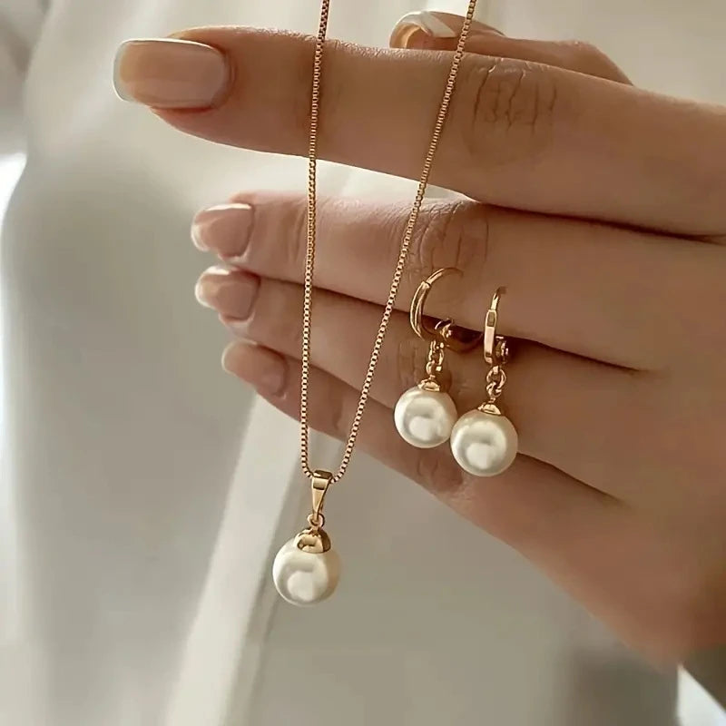 Set hangerketting en hangende pareloorbellen in eigentijdse stijl goud