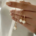 Set hangerketting en hangende pareloorbellen in eigentijdse stijl goud