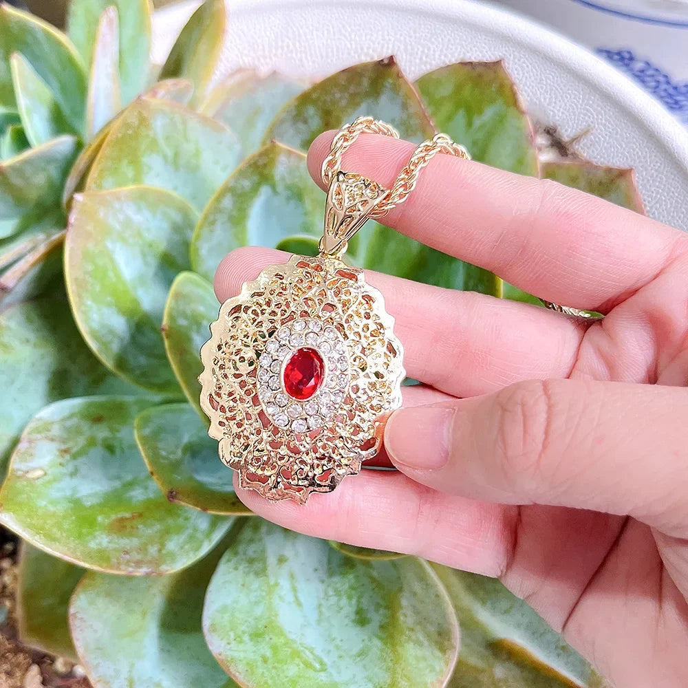Lange ketting met traditioneel Arabisch gouden hanger rood