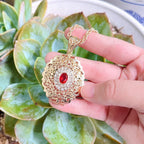 Lange ketting met traditioneel Arabisch gouden hanger rood