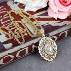 Lange ketting met traditioneel Arabisch gouden hanger wit