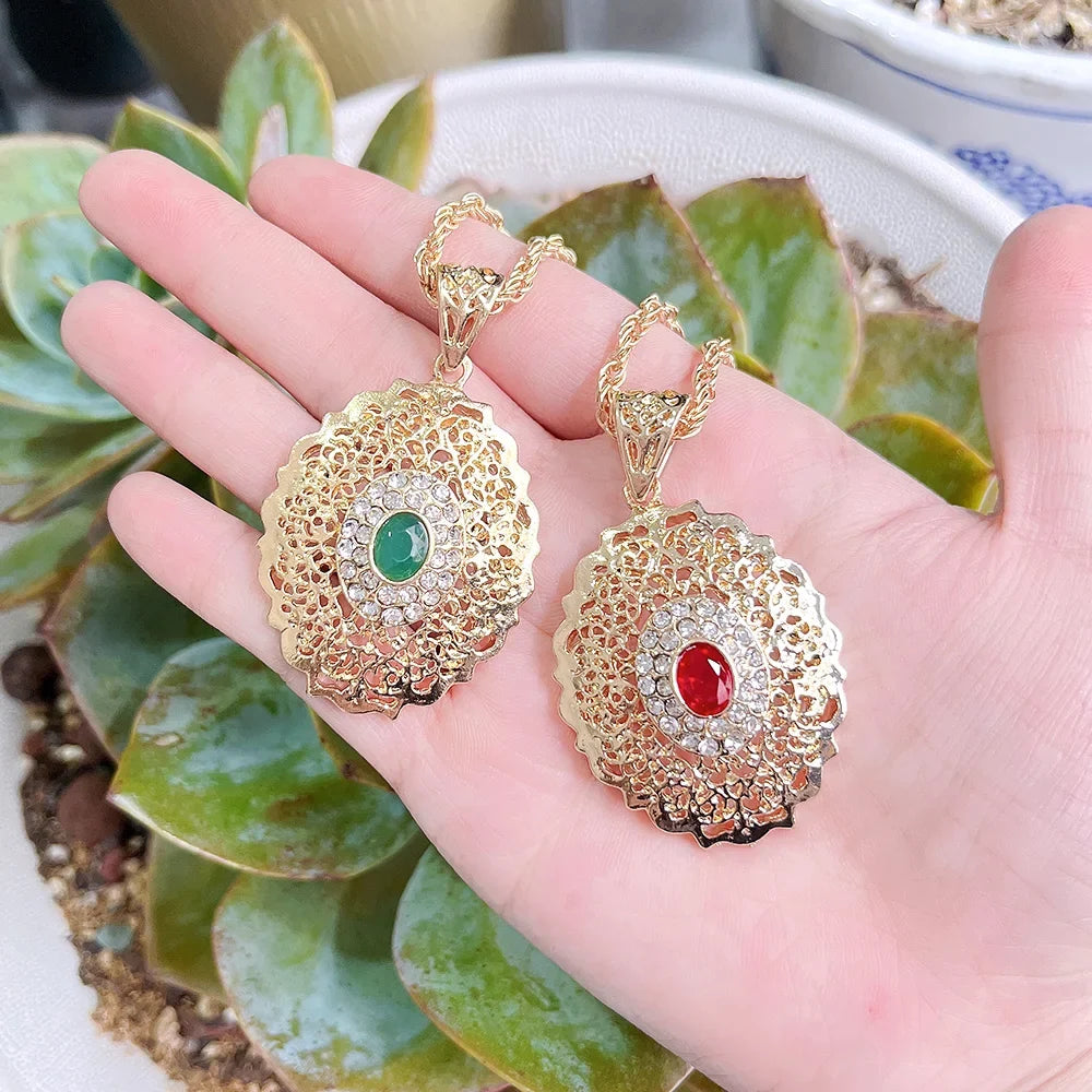 Lange ketting met traditioneel Arabisch gouden hanger rood