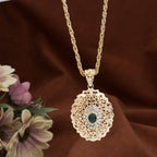 Lange ketting met traditioneel Arabisch gouden hanger groen