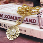 Lange ketting met traditioneel Arabisch gouden hanger wit