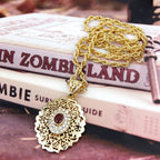 Lange ketting met traditioneel Arabisch gouden hanger rood