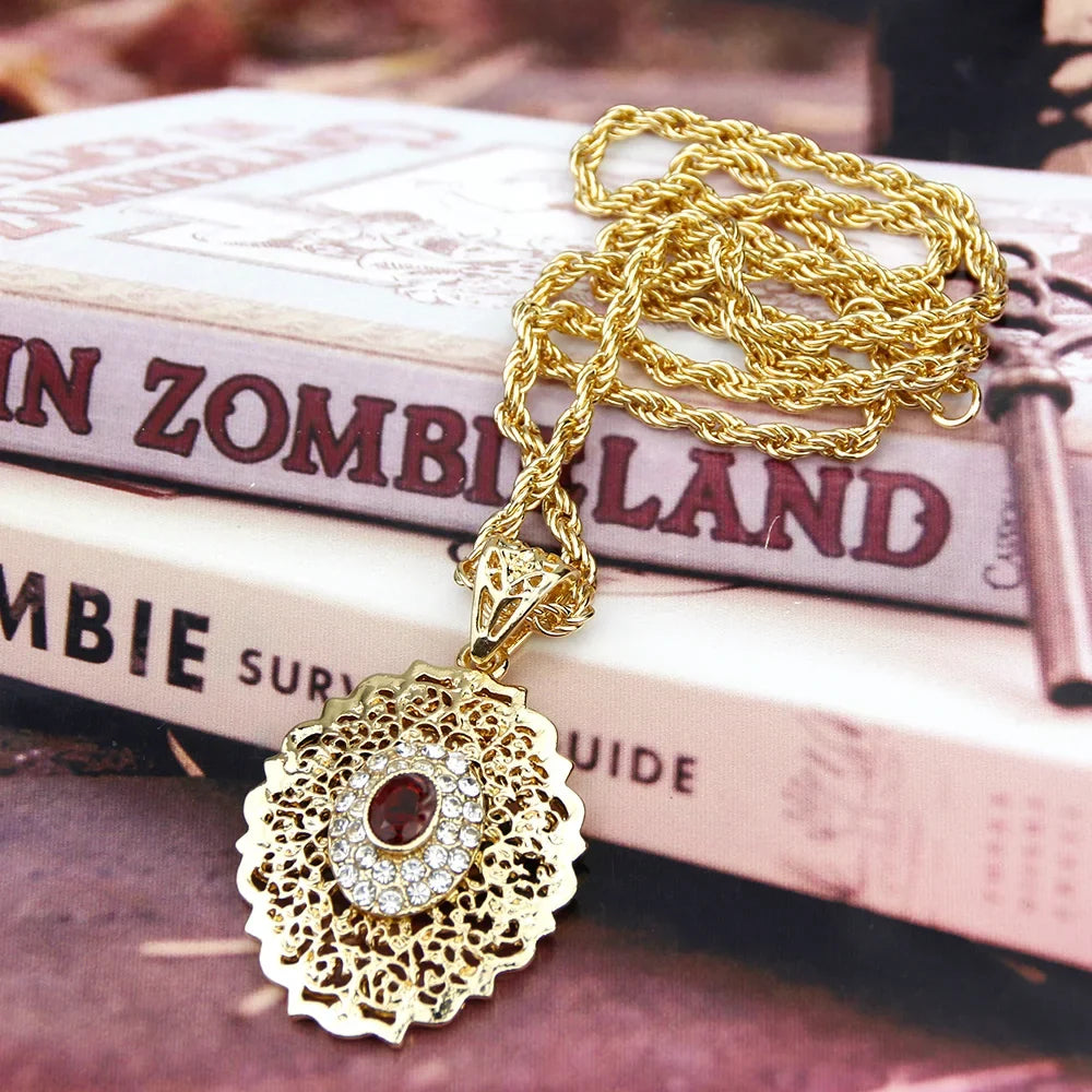 Lange ketting met traditioneel Arabisch gouden hanger rood