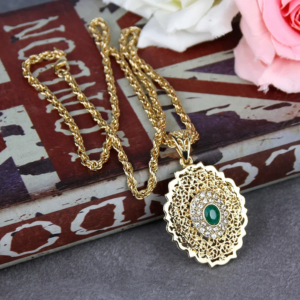 Lange ketting met traditioneel Arabisch gouden hanger groen