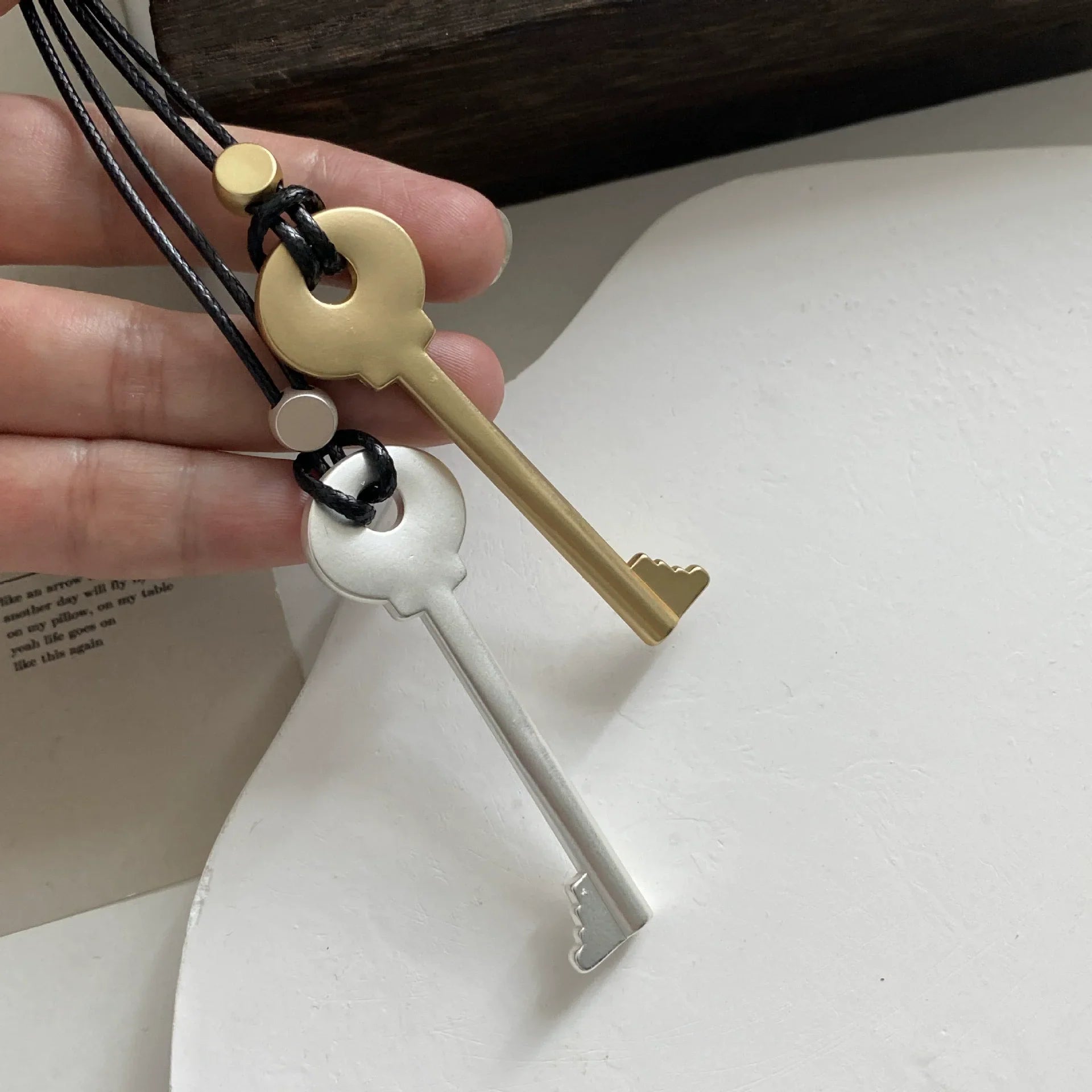 Lange koordketting met sleutelhanger in mat zilver