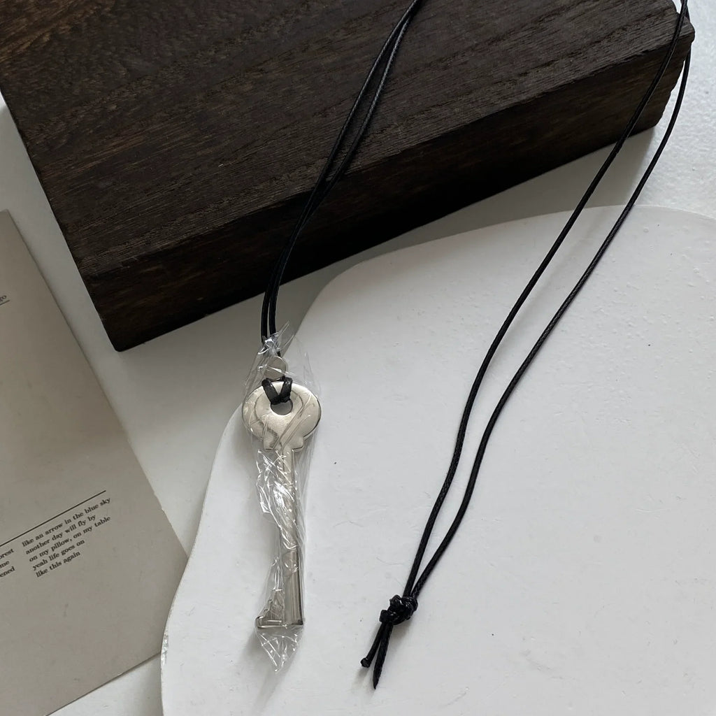 Lange koordketting met sleutelhanger in glanzend zilver