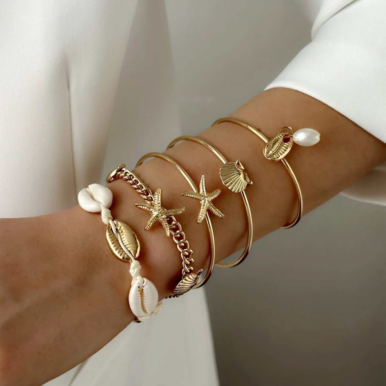 Set van 5 gouden schelp- en sterarmbanden