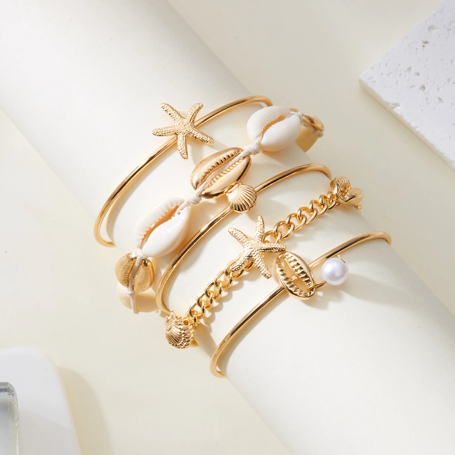 Set van 5 gouden schelp- en sterarmbanden