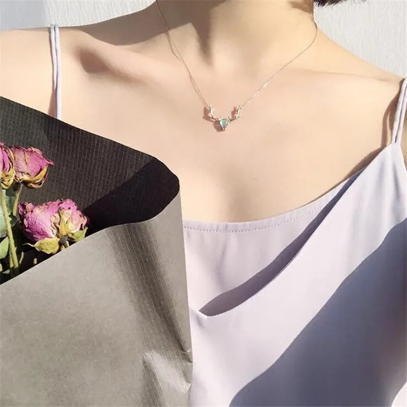 Ketting met hanger van gewei en iriserende blauwe maansteen