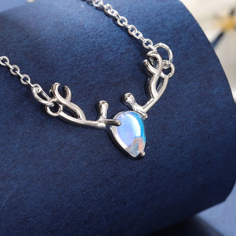 Ketting met hanger van gewei en iriserende blauwe maansteen