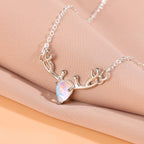 Ketting met hanger van gewei en iriserende blauwe maansteen